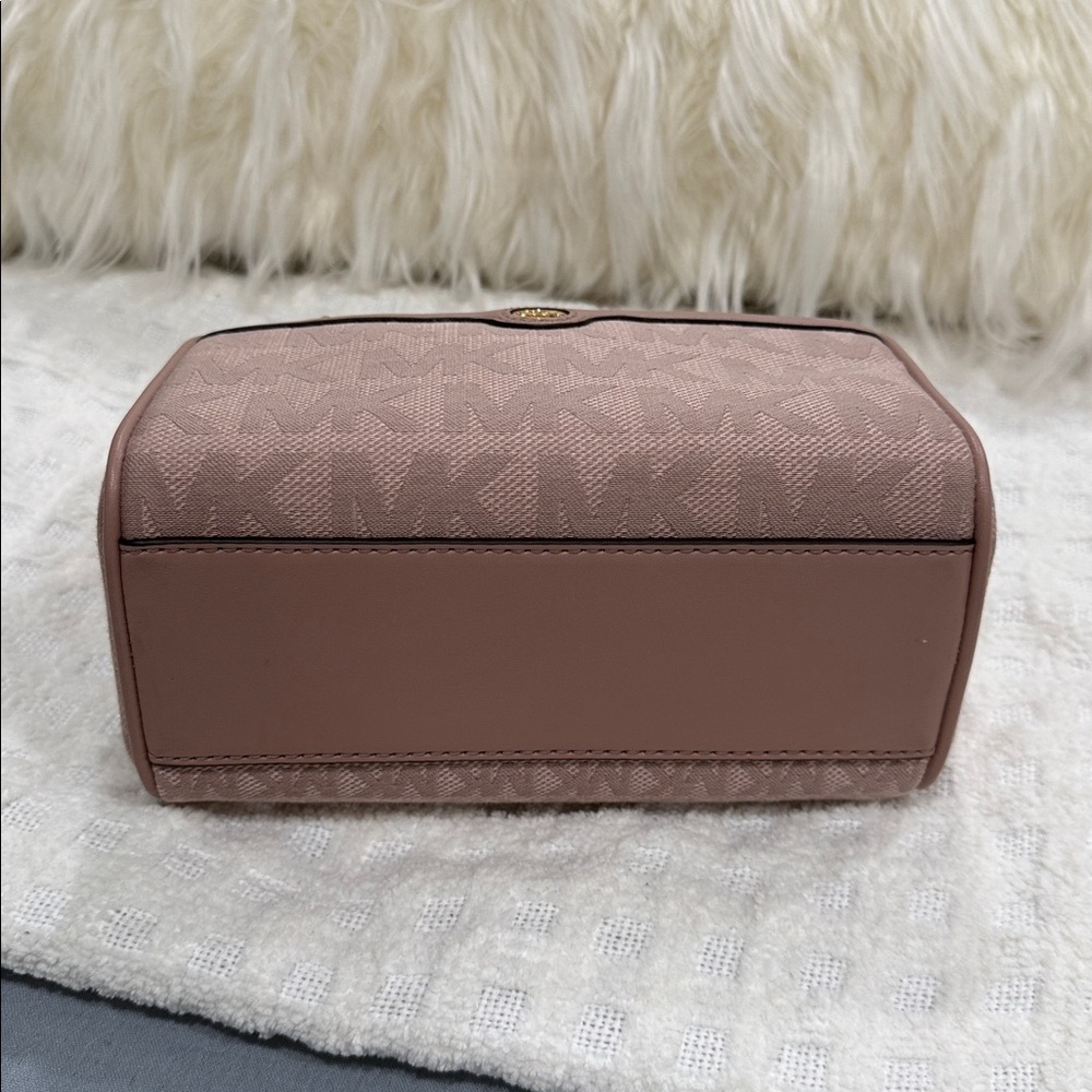 Michael Kors Blush Crossbody Bag with Gold Accents
NWT💃🏻 - Picture 9 of 9